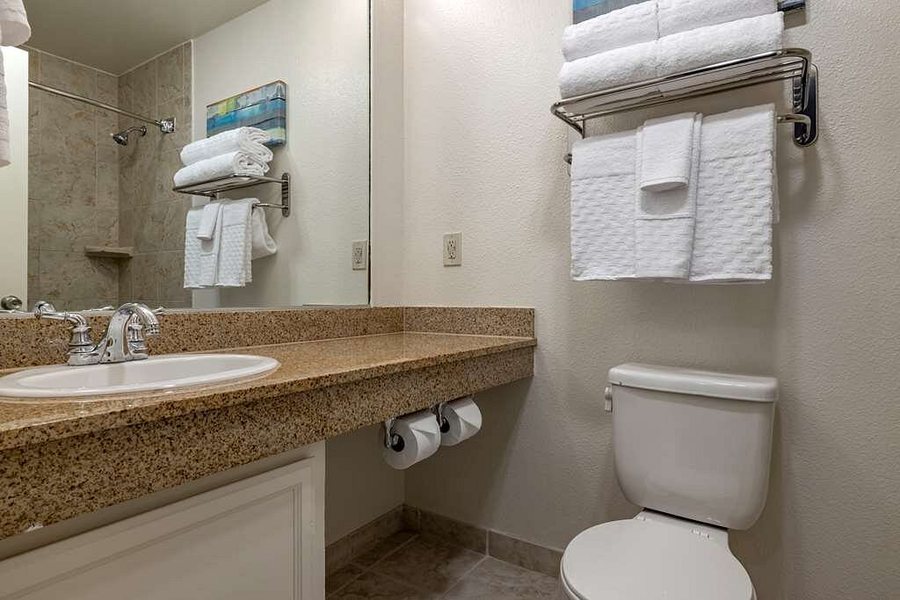 Best Western La Place Inn — Bathroom