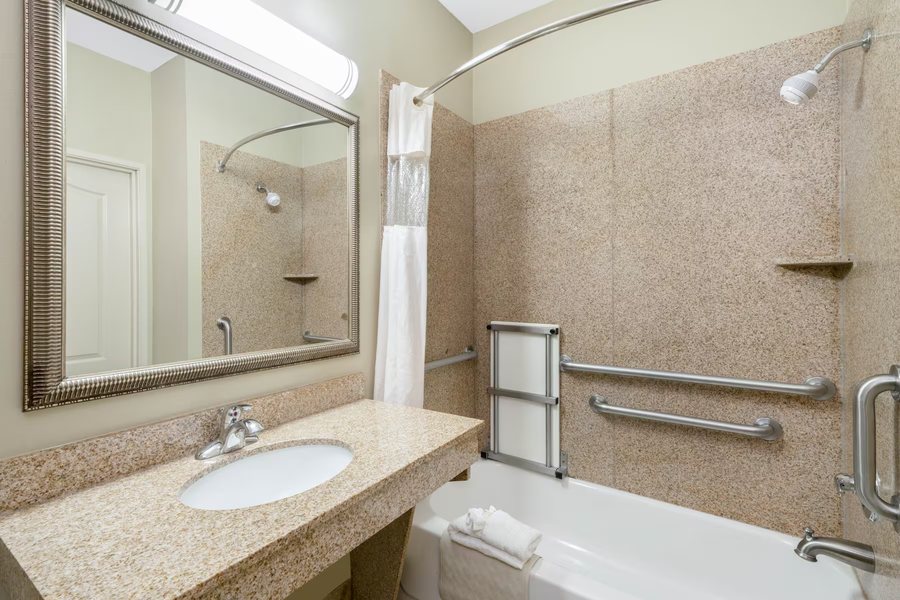 Best Western Lafayette Inn — Bathroom
