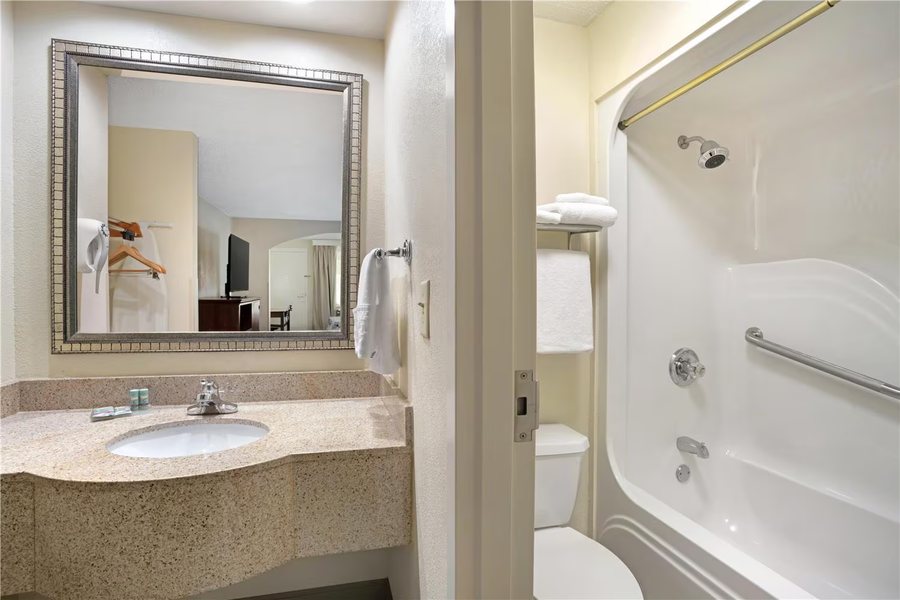 Best Western Lake Conroe Inn — Bathroom