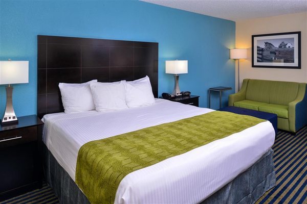 Best Western Leesburg Hotel Conference Center — Guest room