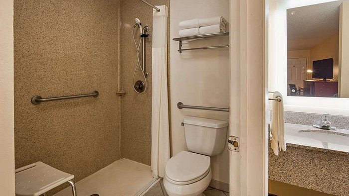 Best Western Liberty Inn — Bathroom