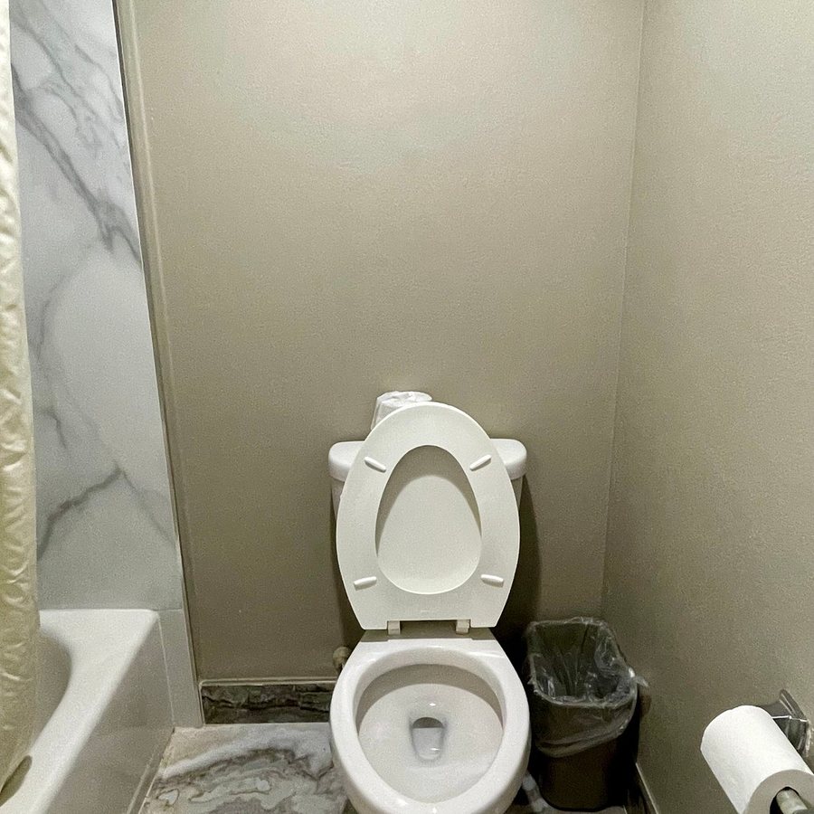 Best Western Louisville Airport Expo — Bathroom