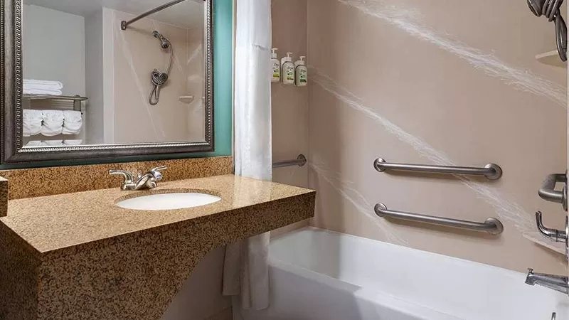 Best Western Louisville East Inn Suites — Bathroom