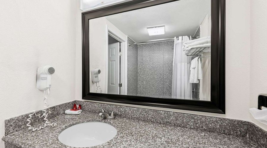 Best Western Lubbock West Inn Suites — Bathroom
