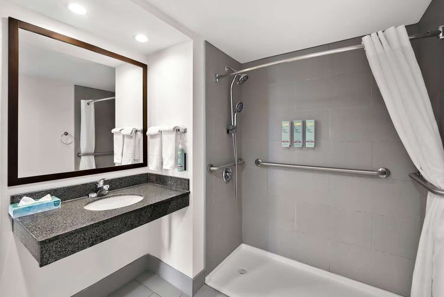 Best Western Luxbury Inn Fort Wayne — Bathroom