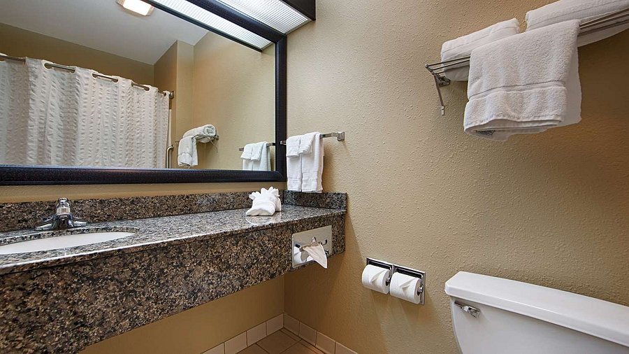 Best Western Macomb Inn — Bathroom