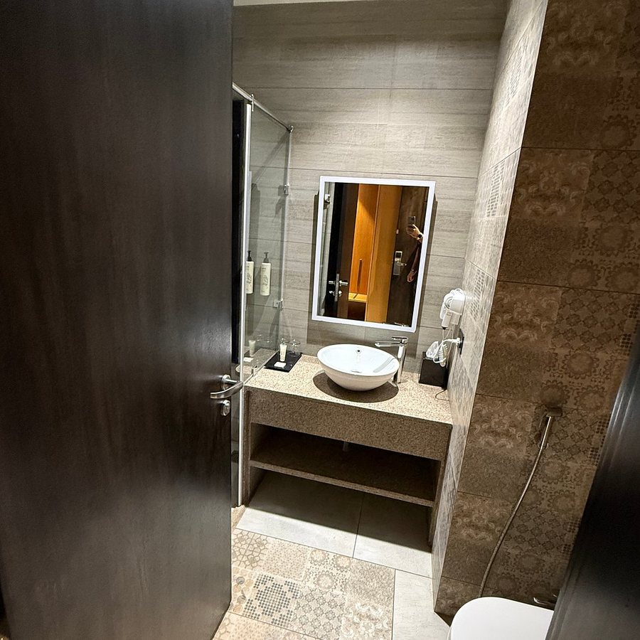 Best Western Maharani Bagh — Bathroom