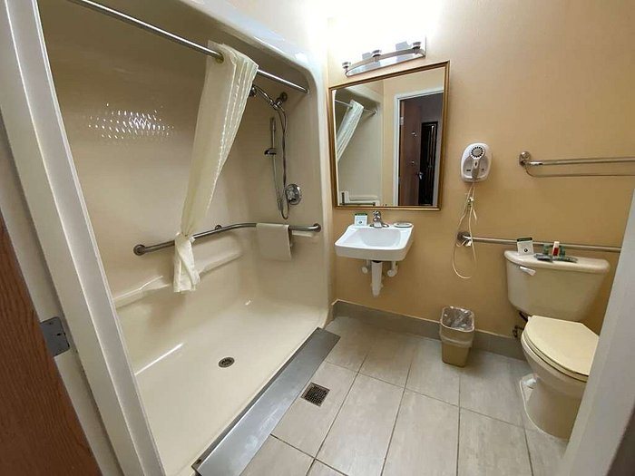 Best Western Manhattan Inn — Bathroom