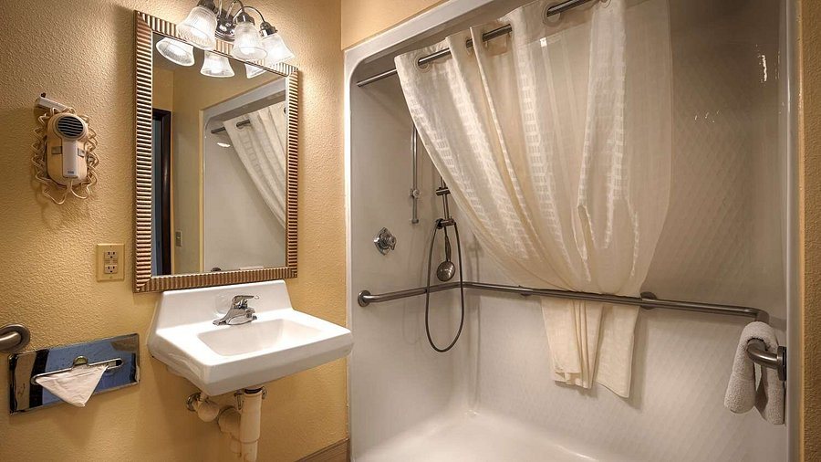 Best Western Mansfield Bellville — Bathroom