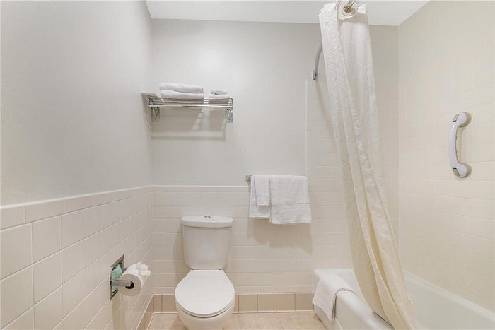 Best Western Maritime Inn — Bathroom