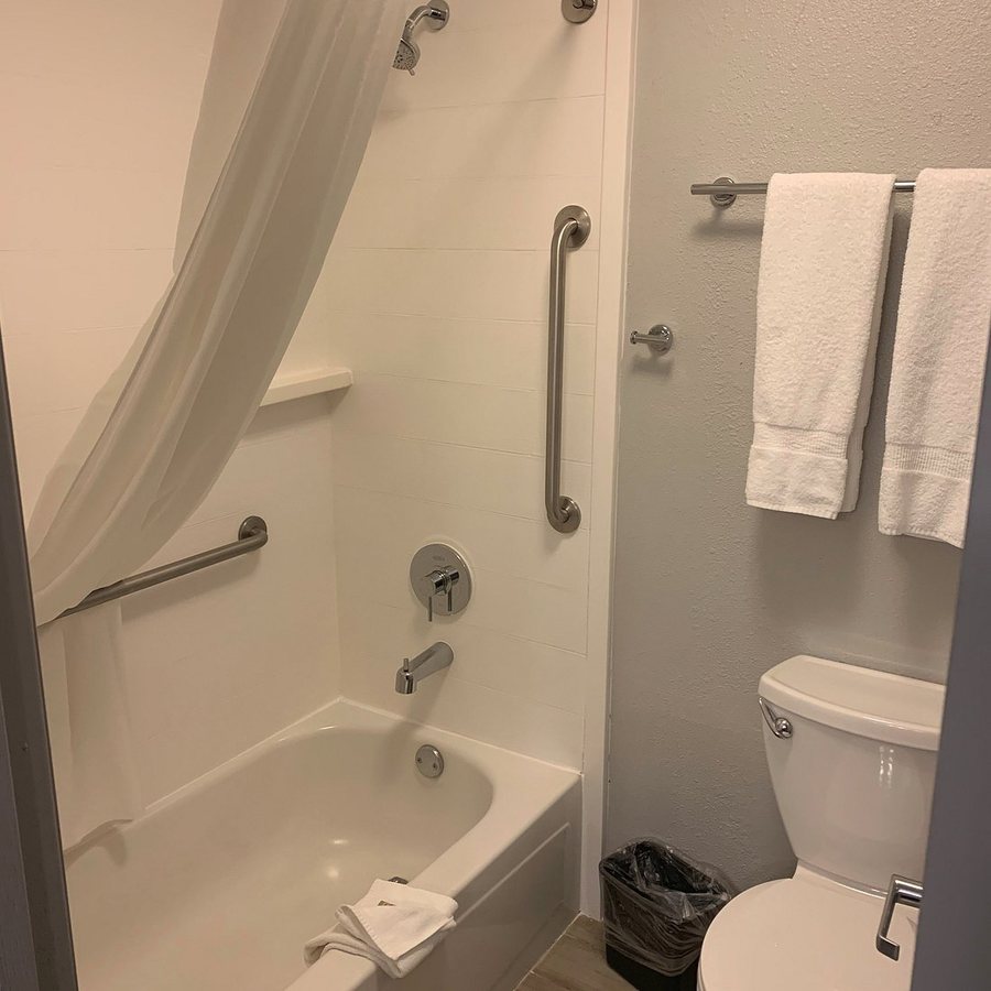 Best Western Mcminnville Inn — Bathroom