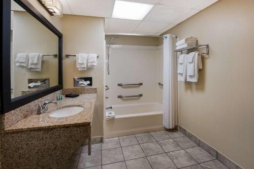 Best Western Milton Inn — Bathroom