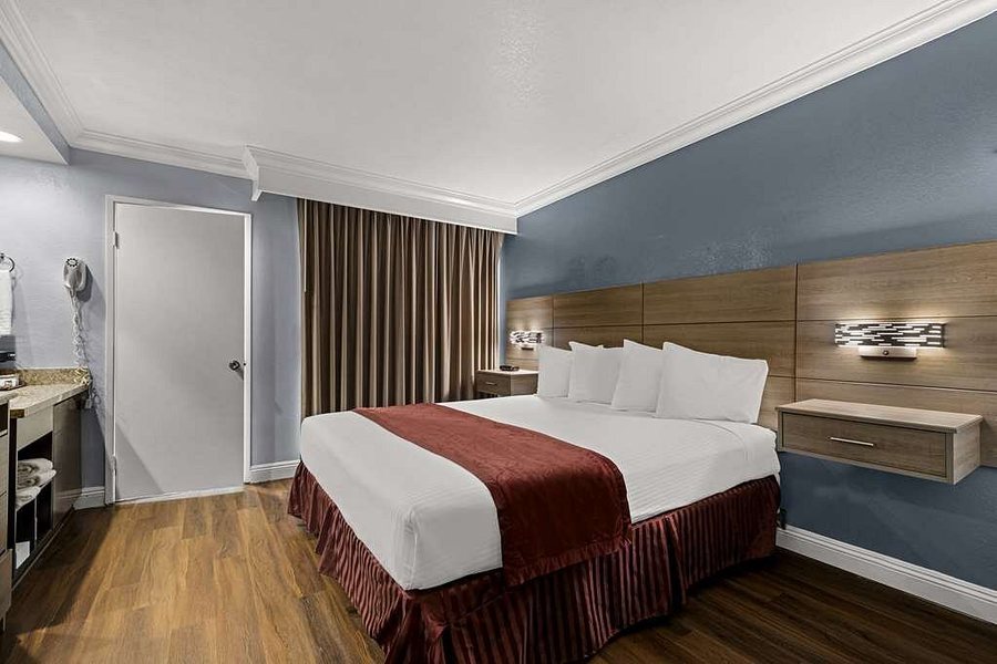 Best Western Moreno Hotel Suites — Guest room