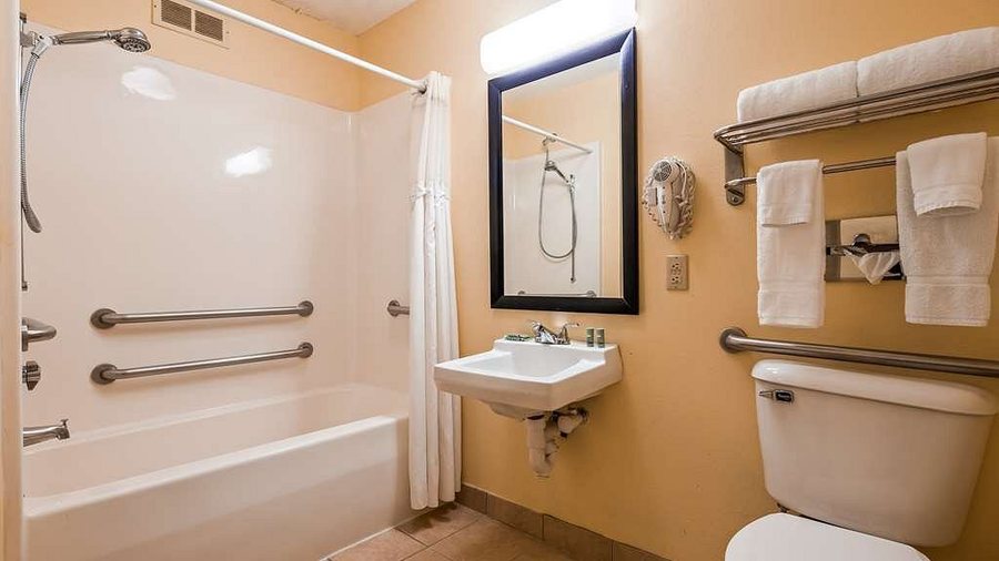 Best Western Muncie — Bathroom