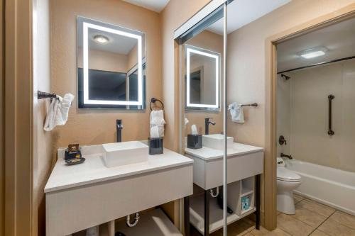 Best Western Music Capital Inn — Bathroom