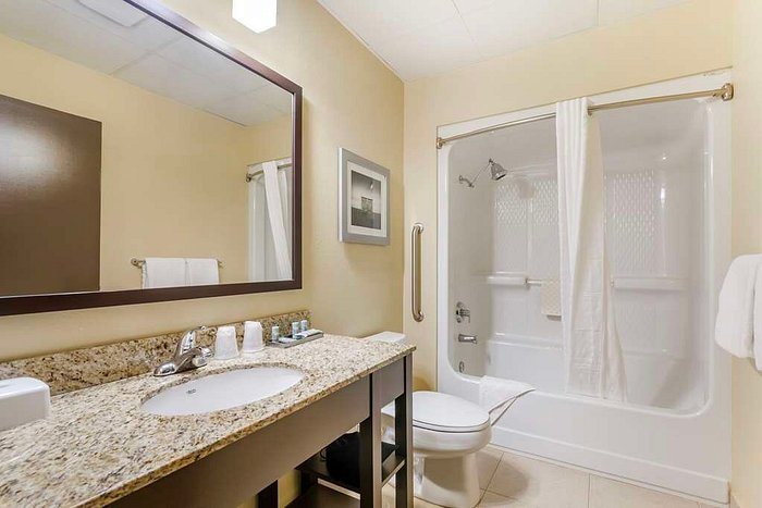 Best Western Naples Plaza Hotel — Bathroom
