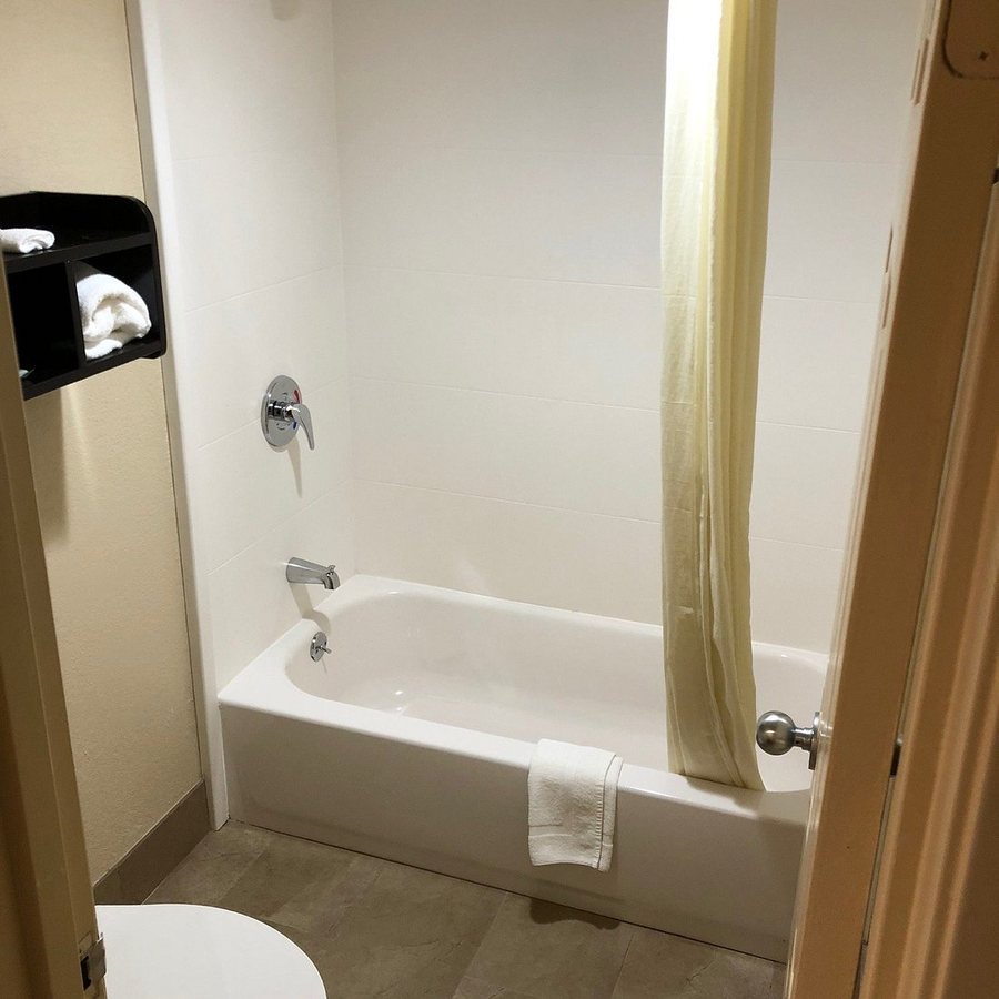 Best Western Natchitoches Inn — Bathroom