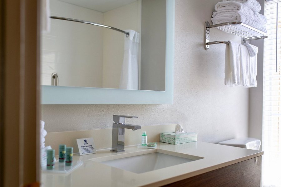 Best Western Niceville Destin — Bathroom