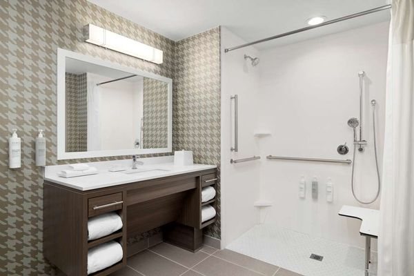 Best Western Niceville Eglin AFB Hotel — Bathroom