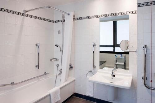 Best Western Northfields Ealing Hotel — Bathroom