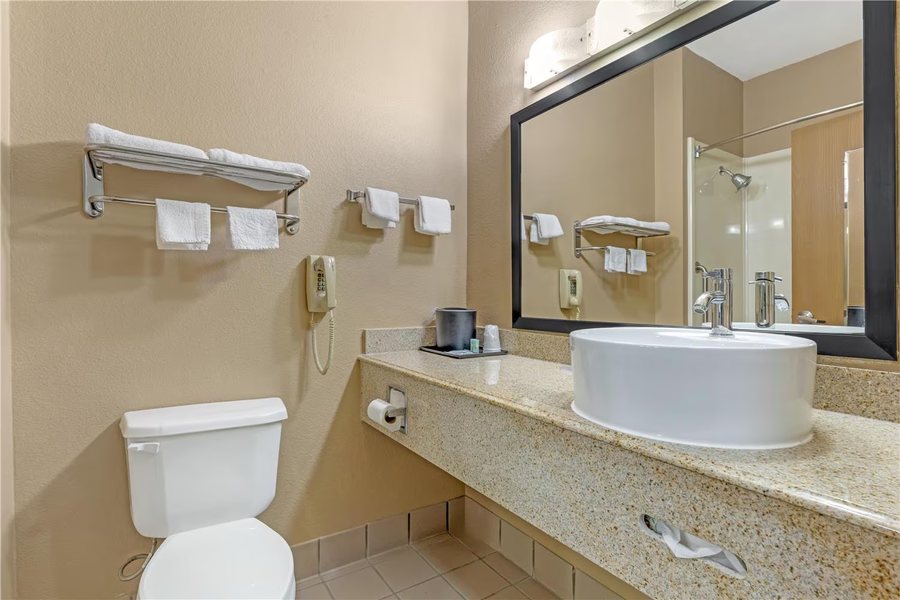 Best Western NSU Inn — Bathroom