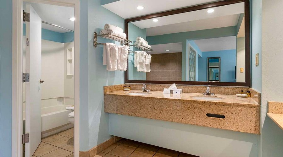 Best Western Ocean Sands Beach Resort — Bathroom