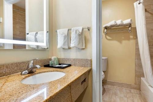 Best Western Oceanside Inn — Bathroom