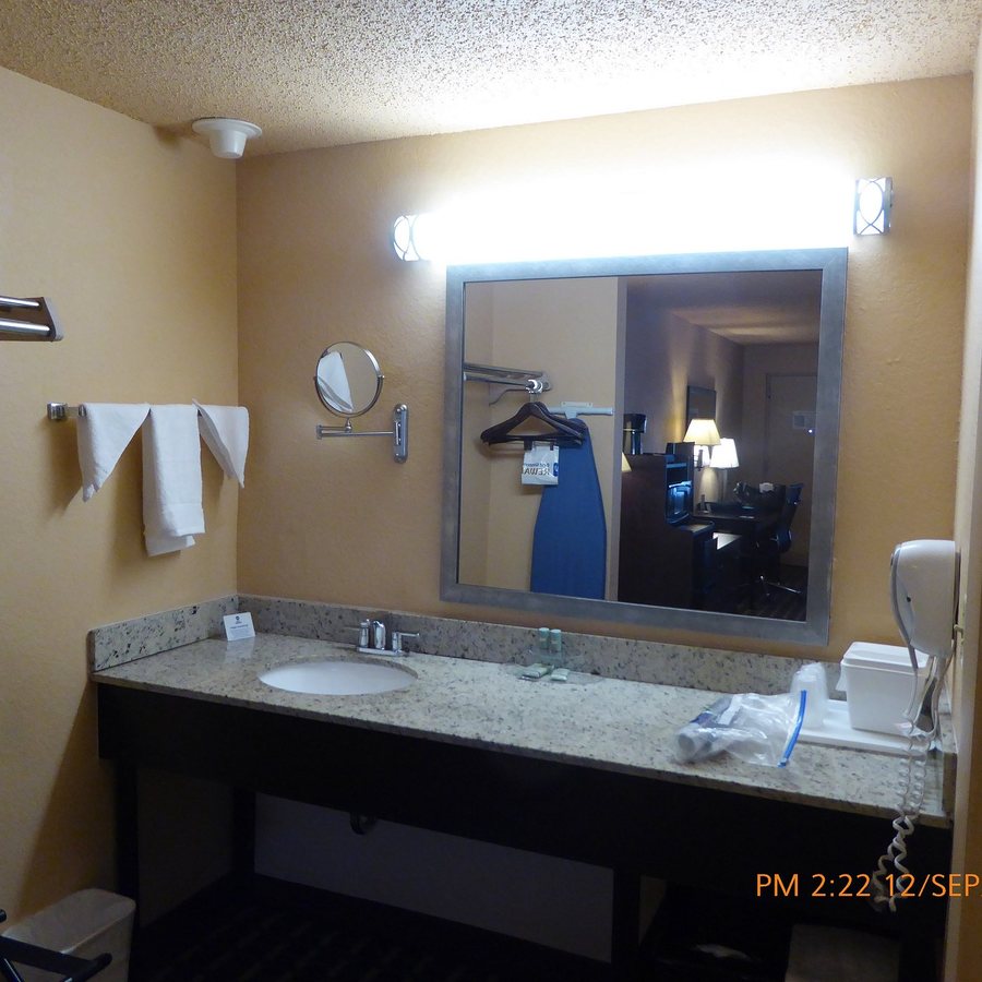 Best Western Of Clewiston — Bathroom