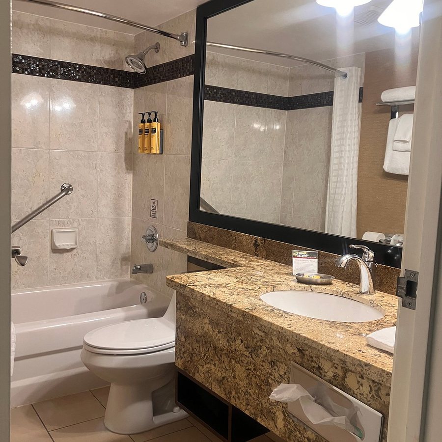 Best Western Of Harbor Springs — Bathroom