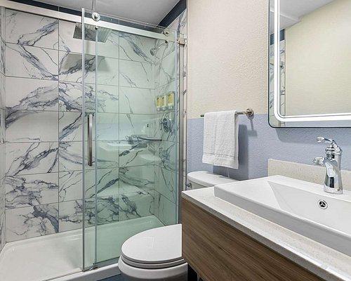Best Western On The Avenue — Bathroom
