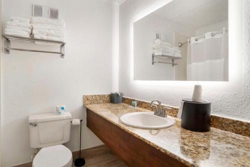 Best Western On The Beach — Bathroom