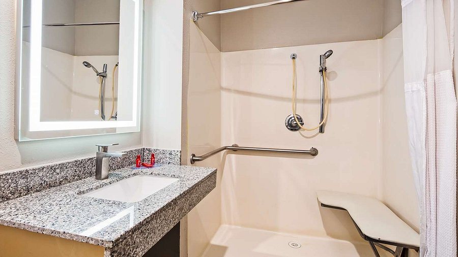 Best Western Orange Plaza — Bathroom