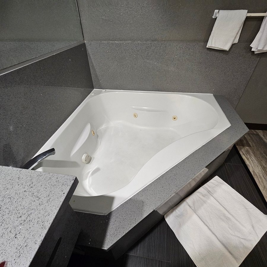Best Western Orchard Inn — Bathroom