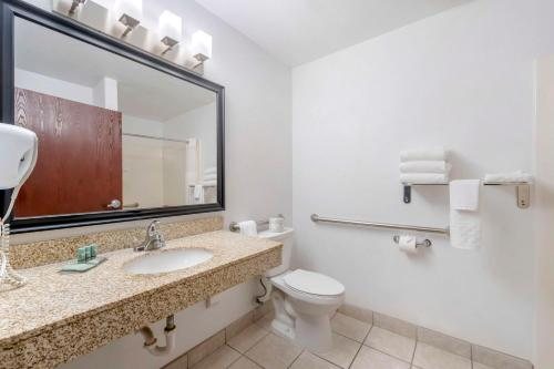 Best Western Parker Inn — Bathroom