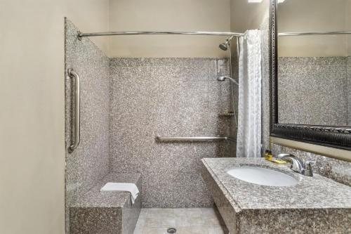 Best Western Pasadena Inn — Bathroom