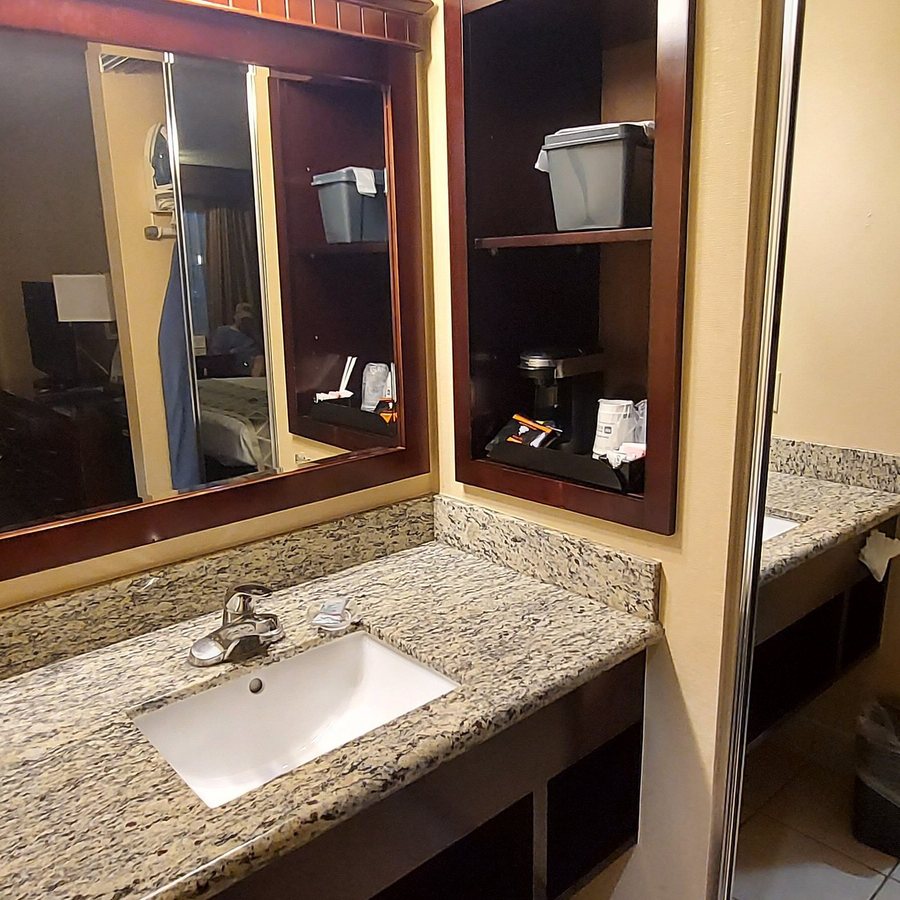 Best Western Pasadena Royale Inn Suites — Bathroom