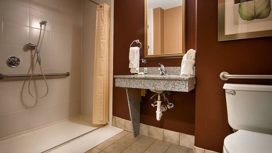 Best Western Pawleys Island — Bathroom