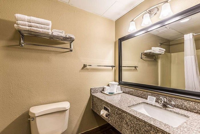 Best Western Plains Motel — Bathroom