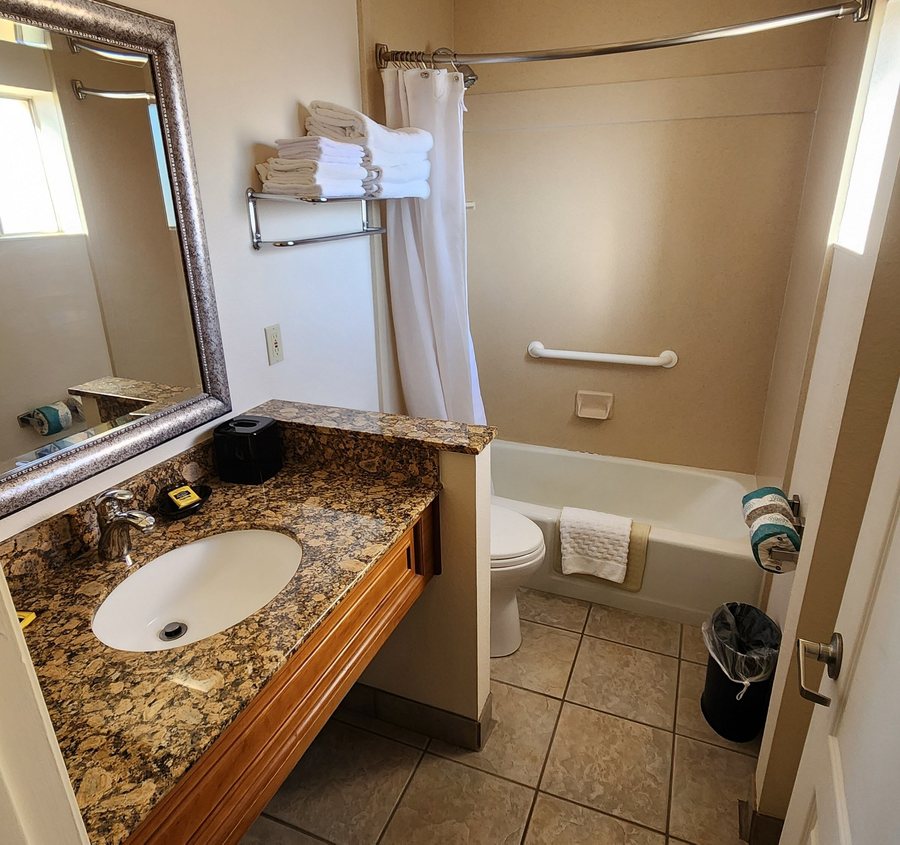 Best Western Plus A Wayfarer s Inn And Suites — Bathroom