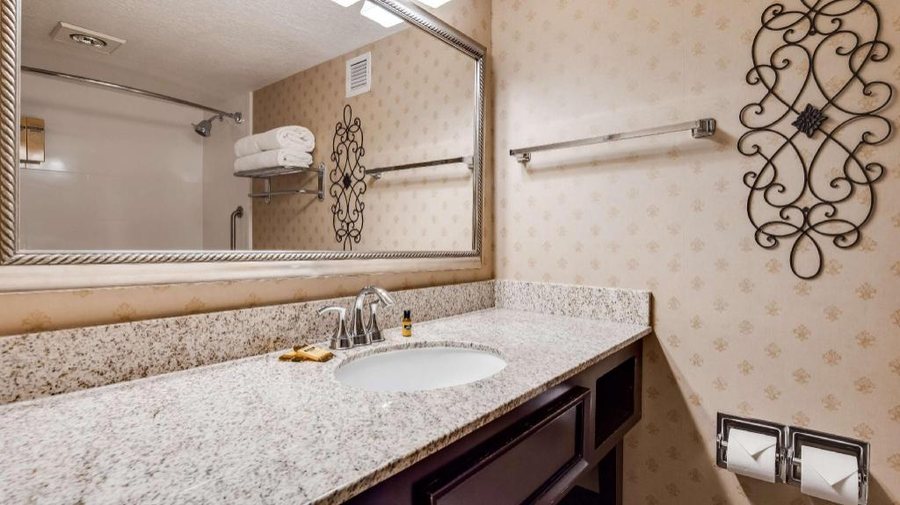 Best Western Plus Abbey Inn — Bathroom