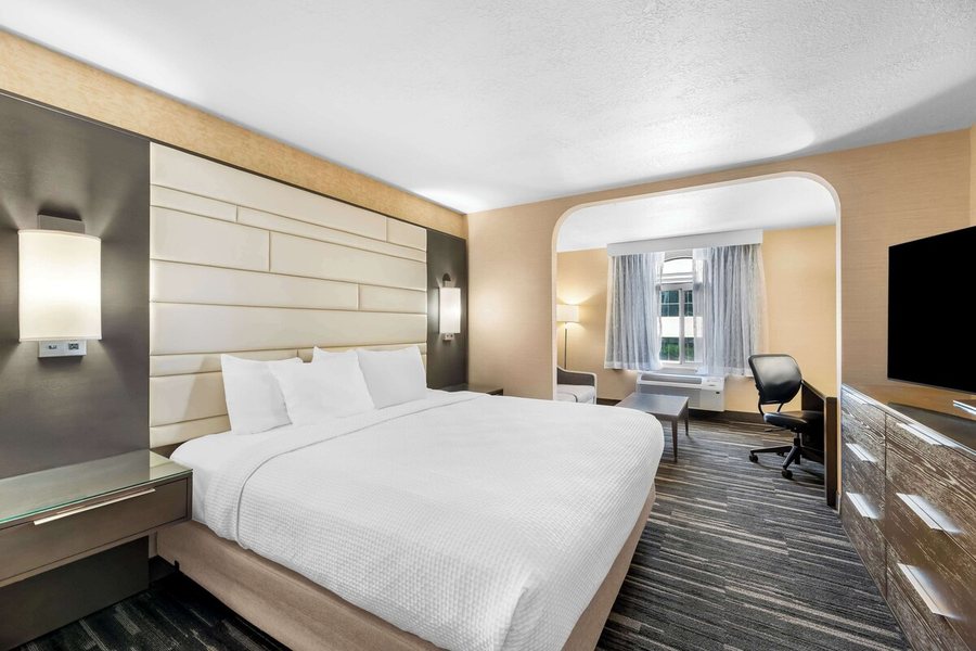 Best Western Plus Abbey Inn — Guest room
