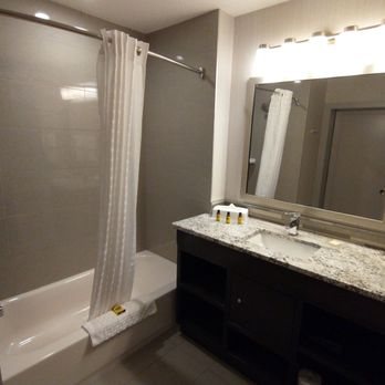 Best Western Plus Airdrie Hotel — Bathroom