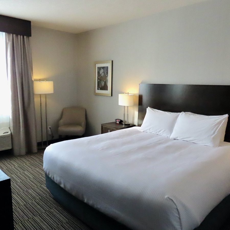 Best Western Plus Airdrie Hotel — Guest room