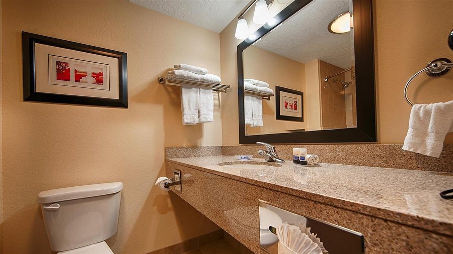 Best Western Plus Airport Inn Suites — Bathroom