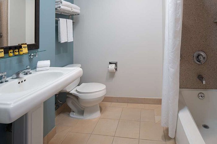 Best Western Plus All Suites Inn — Bathroom