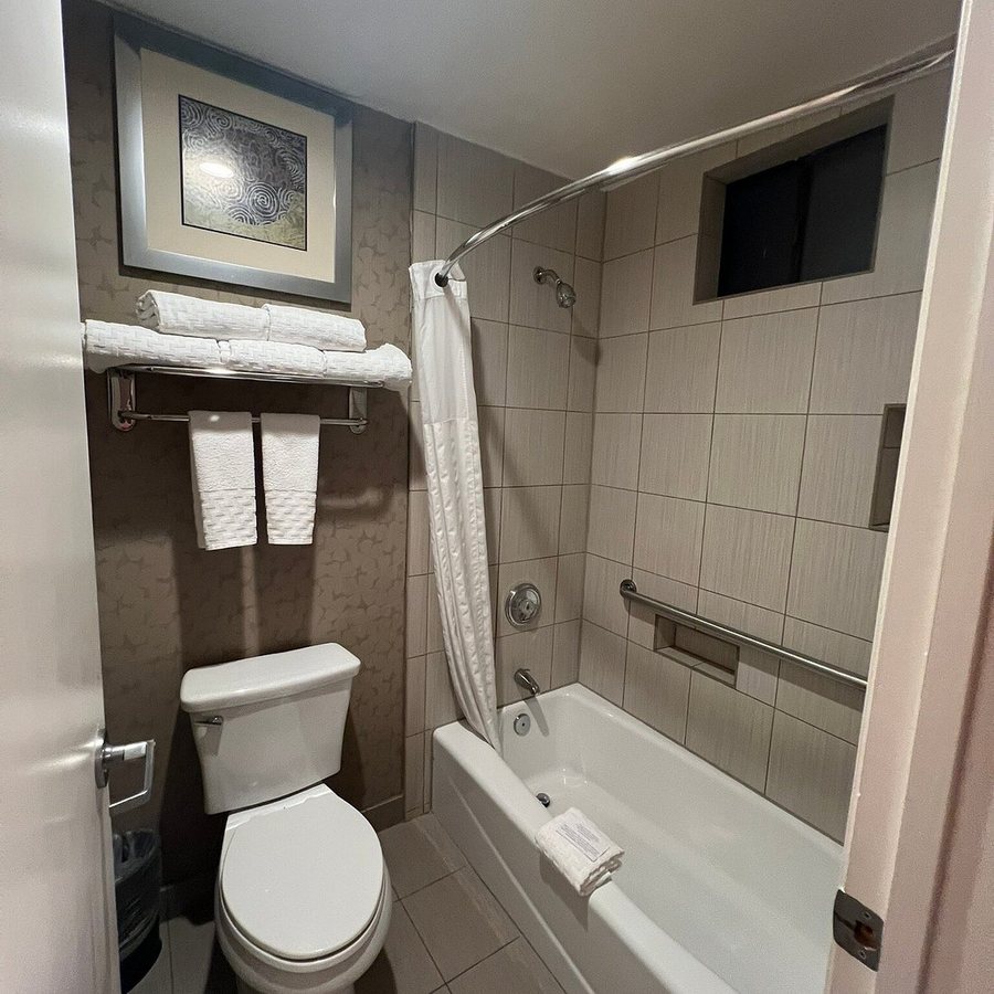 Best Western Plus Anaheim Inn — Bathroom
