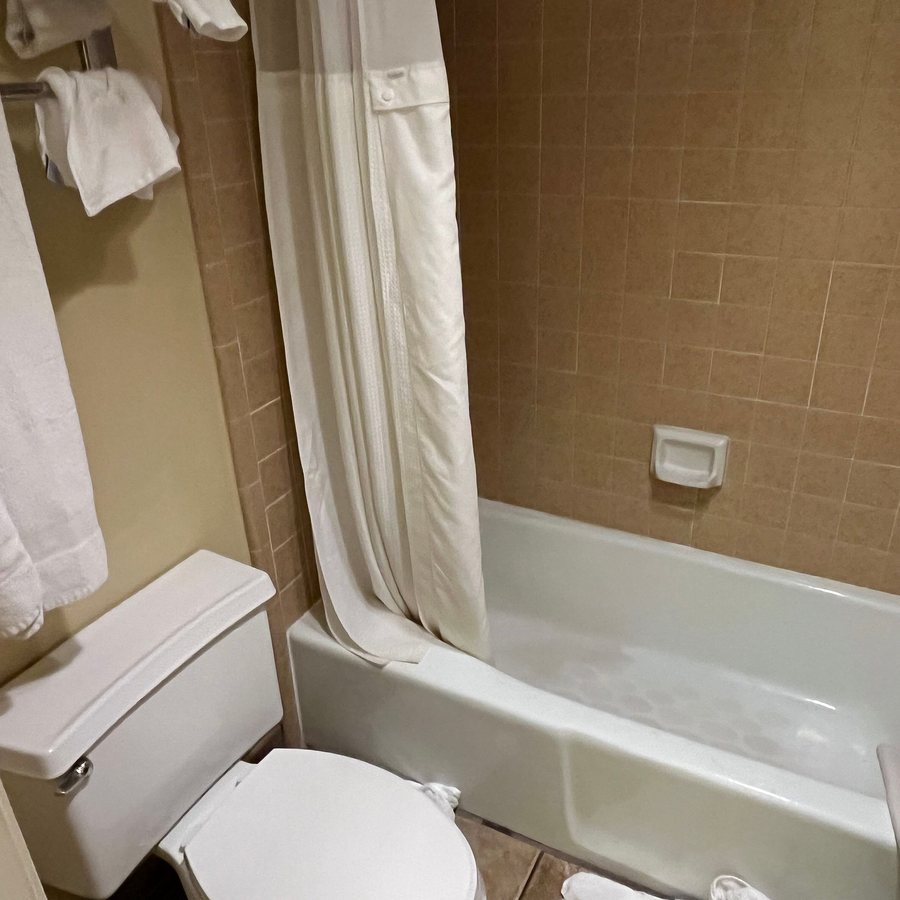 Best Western Plus Arroyo Roble Hotel Creekside Villas — Bathroom