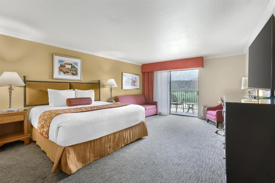 Best Western Plus Arroyo Roble Hotel Creekside Villas — Guest room