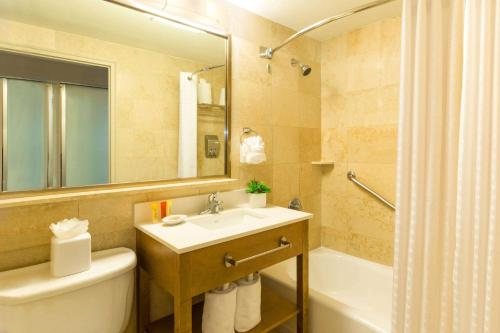 Best Western Plus Atlantic Beach Resort Miami Beach Florida — Bathroom