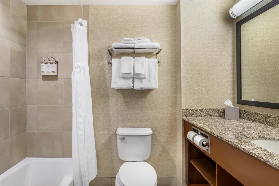 Best Western Plus Augusta North Inn Suites — Bathroom